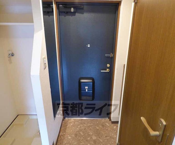 京都府京都市下京区松原通室町東入ル玉津島町の賃貸マンションの玄関