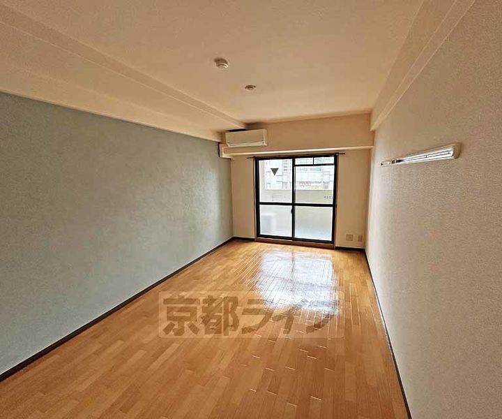京都府京都市下京区立中町の賃貸マンションの居間