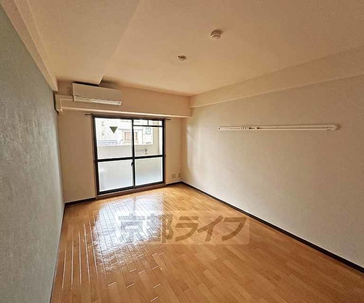 京都府京都市下京区立中町の賃貸マンションの居間