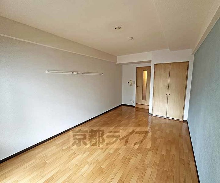 京都府京都市下京区立中町の賃貸マンションの居間