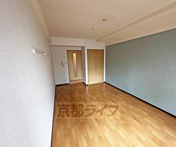 京都府京都市下京区立中町の賃貸マンションの居間