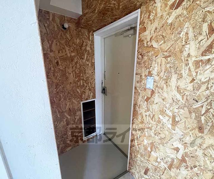 京都府京都市下京区平居町(西高瀬川筋五条下ル)の賃貸マンションの玄関