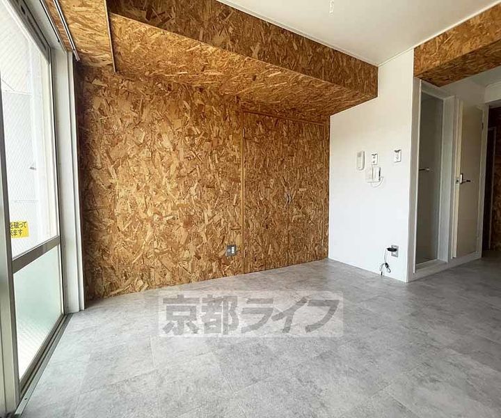 京都府京都市下京区平居町(西高瀬川筋五条下ル)の賃貸マンションの居間