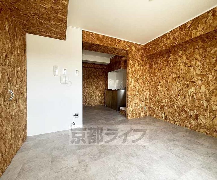 京都府京都市下京区平居町(西高瀬川筋五条下ル)の賃貸マンションの居間
