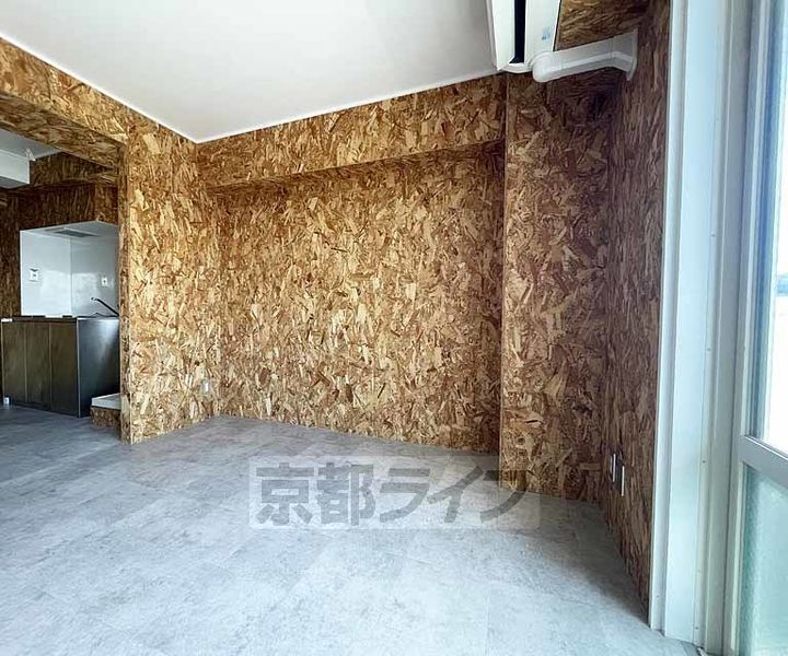 京都府京都市下京区平居町(西高瀬川筋五条下ル)の賃貸マンションの居間