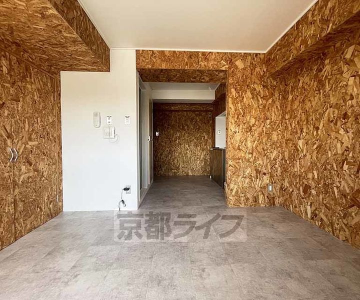 京都府京都市下京区平居町(西高瀬川筋五条下ル)の賃貸マンションの居間