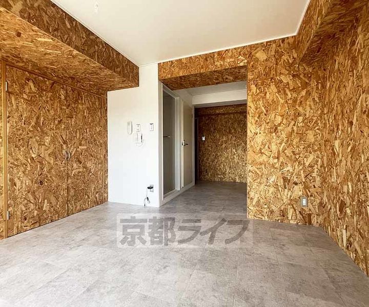 京都府京都市下京区平居町(西高瀬川筋五条下ル)の賃貸マンションの居間