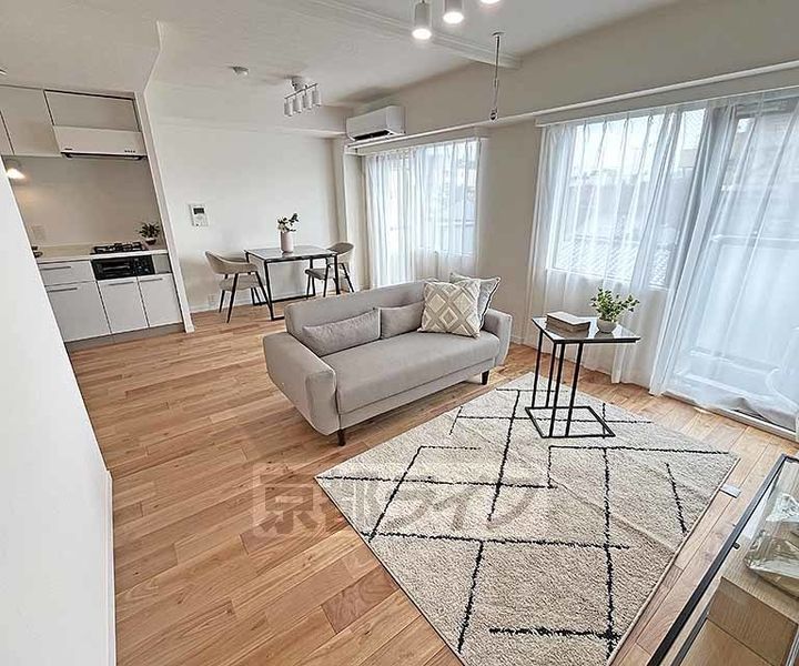 京都府京都市中京区姉大宮町東側の賃貸マンションの居間