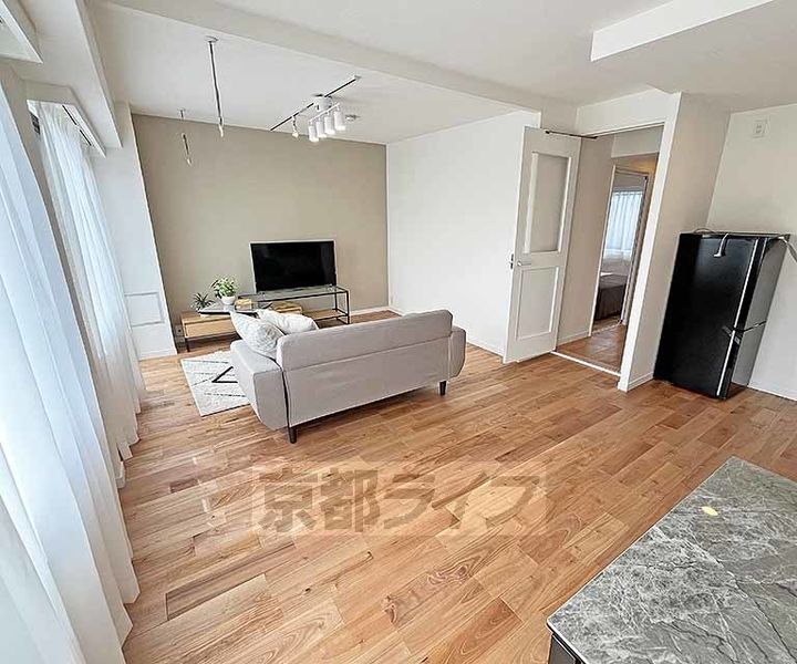 京都府京都市中京区姉大宮町東側の賃貸マンションの居間