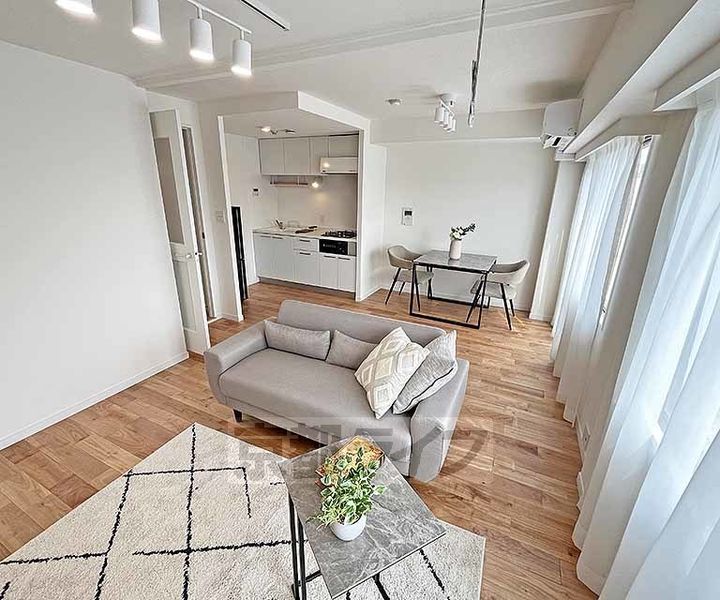 京都府京都市中京区姉大宮町東側の賃貸マンションの居間