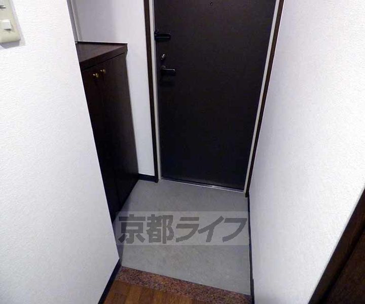 京都府京都市下京区松原通高倉東入ル杉屋町の賃貸マンションの玄関