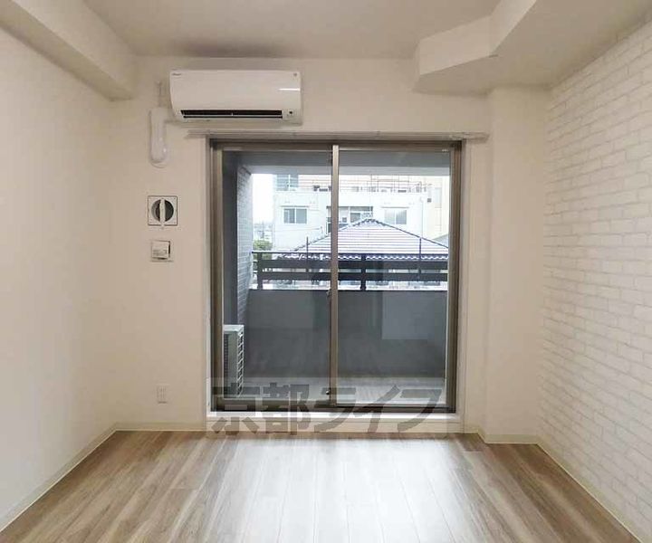 京都府京都市南区東九条西明田町の賃貸マンションの居間