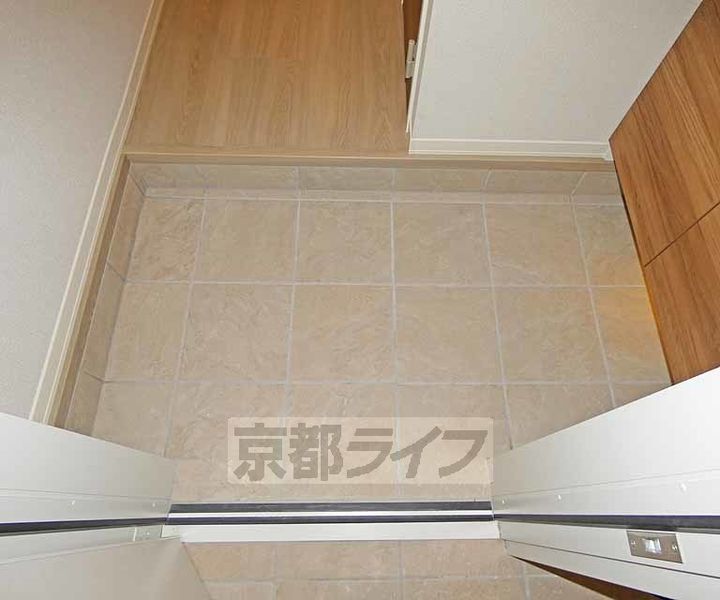 京都府京都市伏見区桃山町正宗の賃貸マンションの玄関