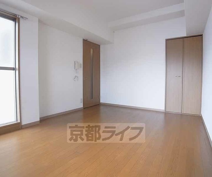 京都府京都市中京区滕屋町の賃貸マンションの居間