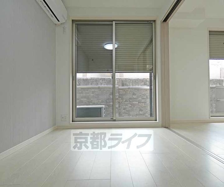 京都府京都市北区等持院南町の賃貸アパートの居間
