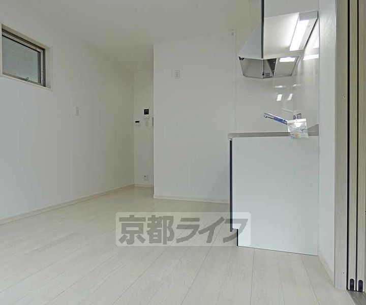 京都府京都市北区等持院南町の賃貸アパートの居間
