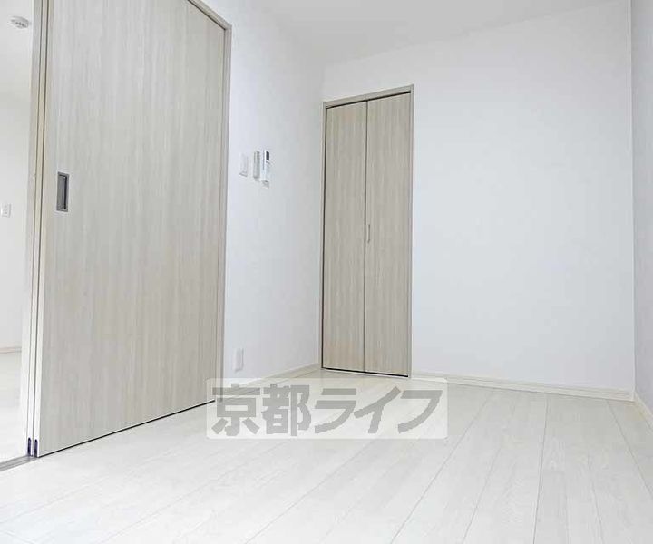 京都府京都市北区等持院南町の賃貸アパートの居間