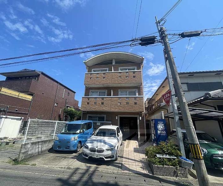 京都府京都市右京区嵯峨天龍寺瀬戸川町の賃貸マンションの外観
