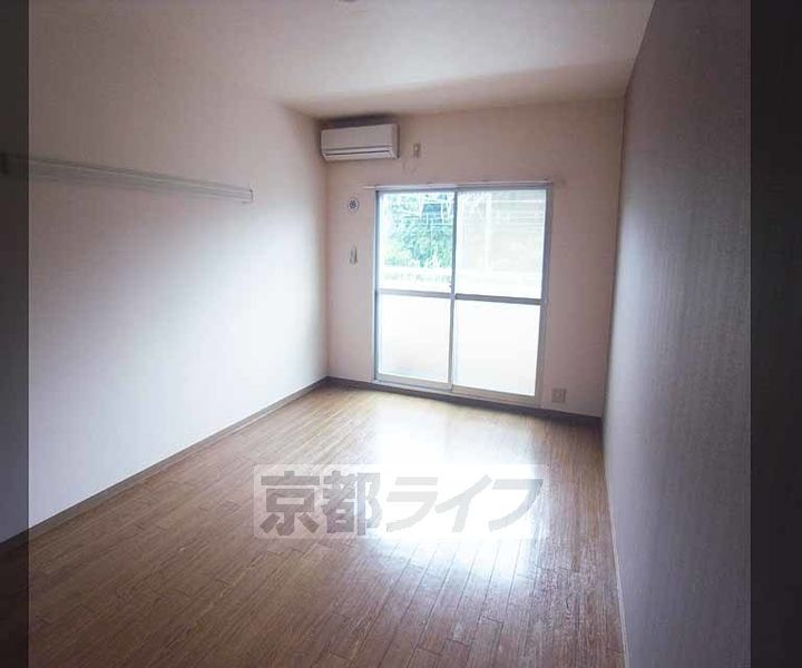 京都府京都市右京区嵯峨天龍寺瀬戸川町の賃貸マンションの居間