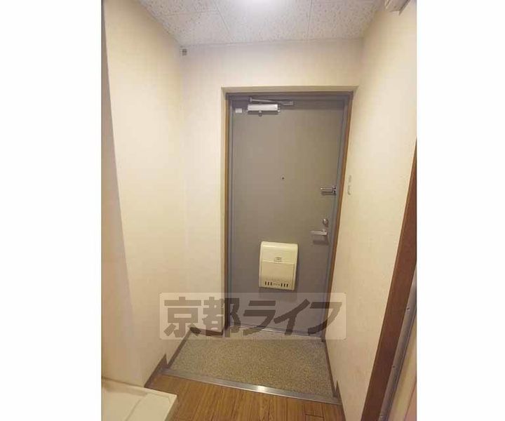 京都府京都市右京区嵯峨天龍寺瀬戸川町の賃貸マンションの玄関