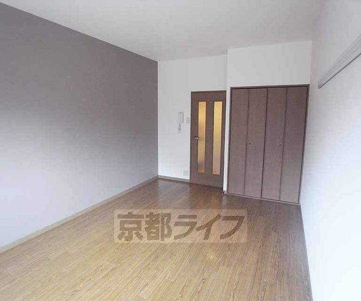 京都府京都市右京区嵯峨天龍寺瀬戸川町の賃貸マンションの居間