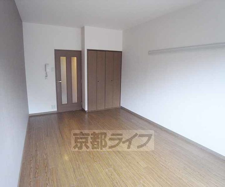 京都府京都市右京区嵯峨天龍寺瀬戸川町の賃貸マンションの居間