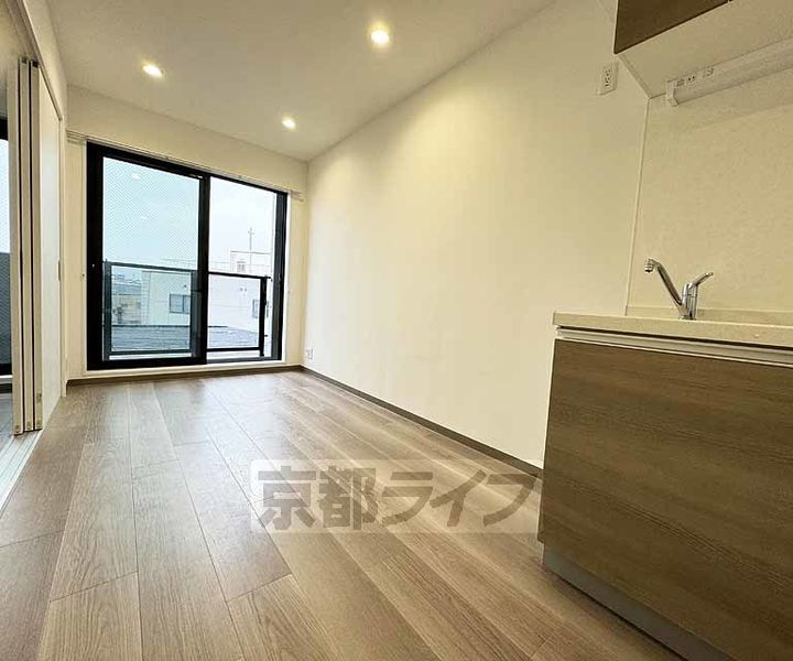 京都府京都市右京区西院太田町の賃貸マンションの居間