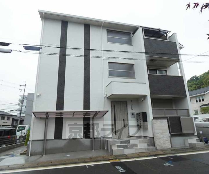 京都府京都市伏見区桃山町泰長老の賃貸アパートの外観