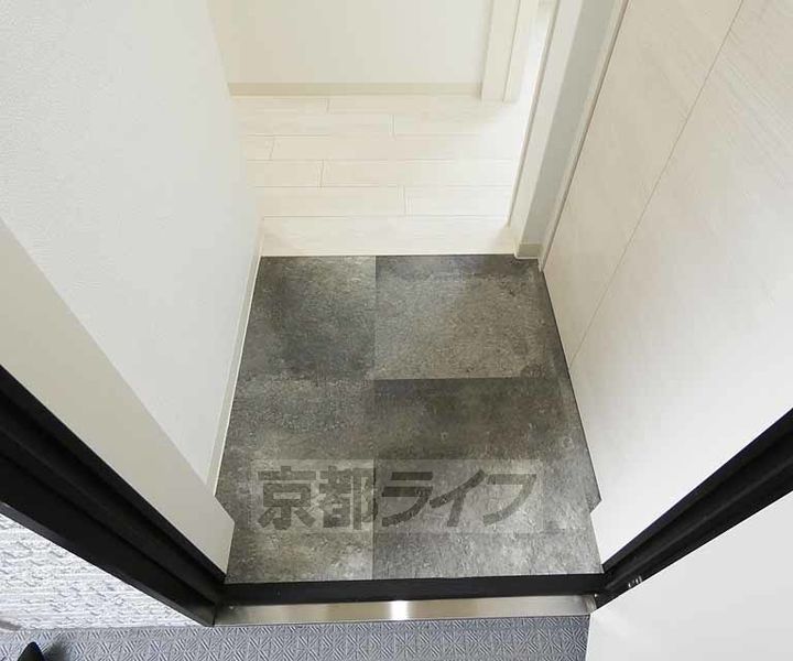 京都府京都市伏見区桃山町泰長老の賃貸アパートの玄関