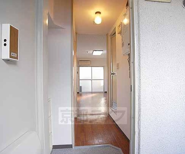 リバーサイド西村202の玄関