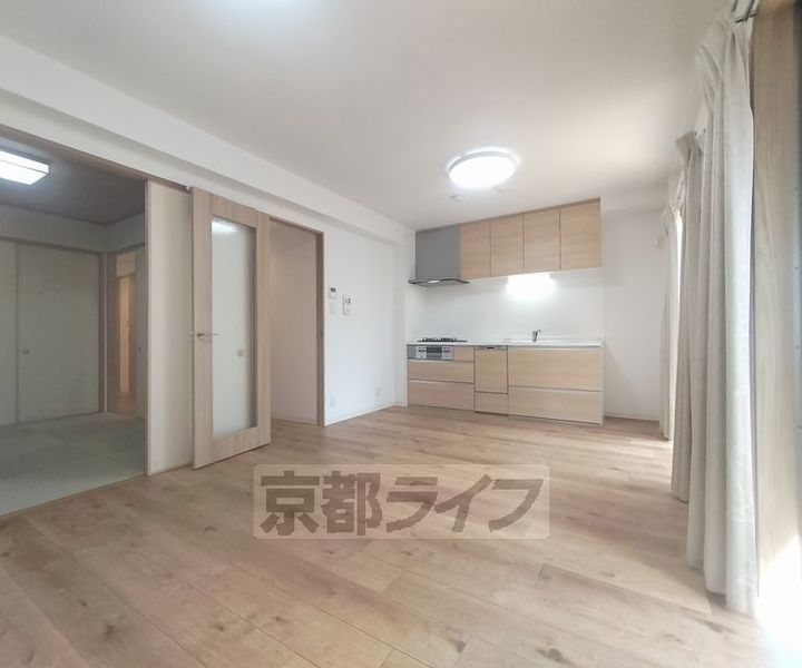 京都府京都市上京区北蟹屋町の賃貸マンションの居間