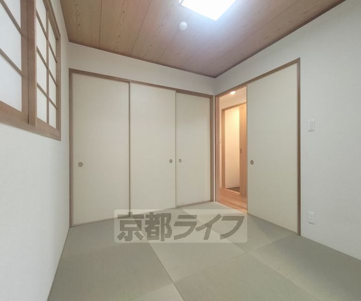 京都府京都市上京区北蟹屋町の賃貸マンションの居間