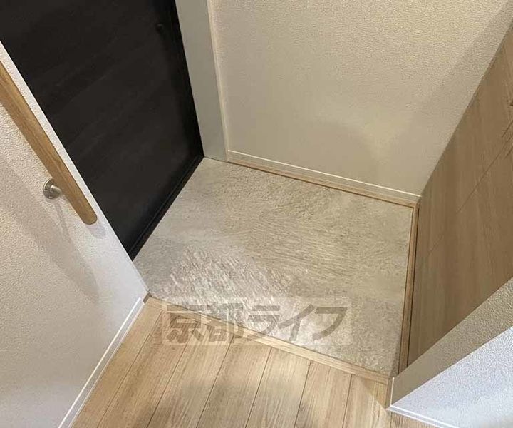京都府宇治市五ケ庄一番割の賃貸マンションの玄関