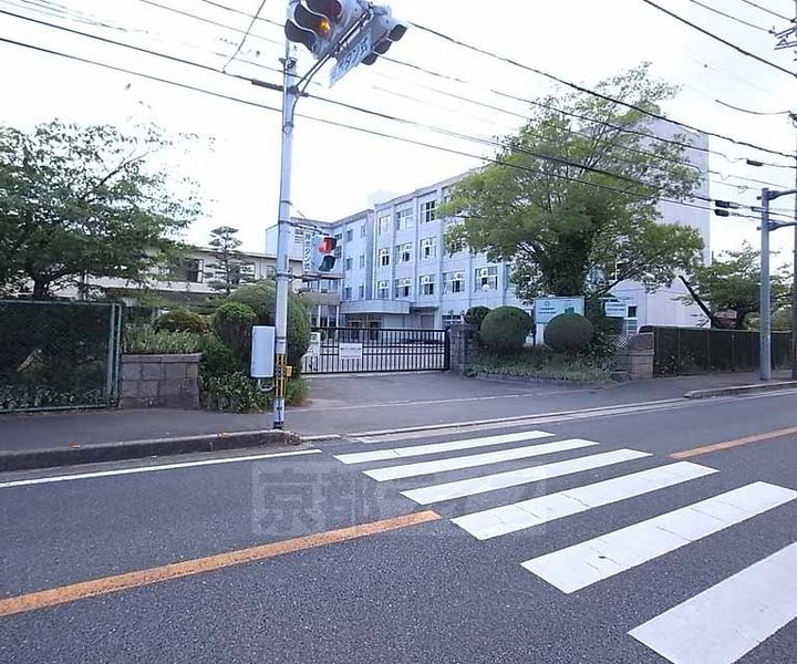 シャトー・ドゥ・クリヨン408の周辺
