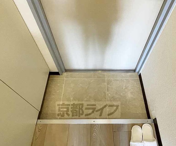 京都府京都市伏見区魚屋町の賃貸マンションの玄関