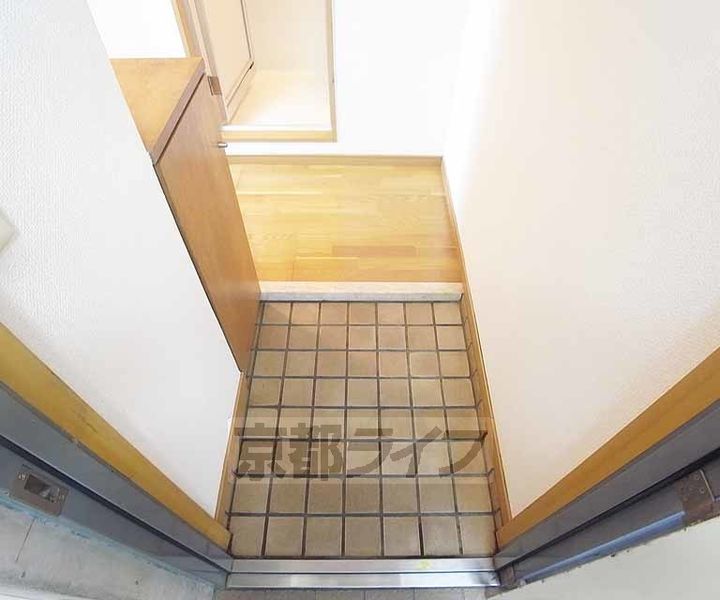 京都府京都市伏見区深草大亀谷西寺町の賃貸マンションの玄関