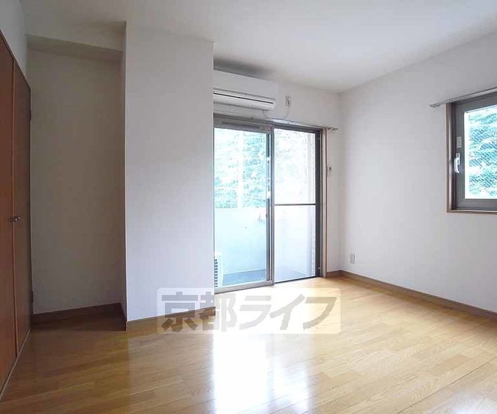 京都府京都市伏見区深草大亀谷西寺町の賃貸マンションの居間