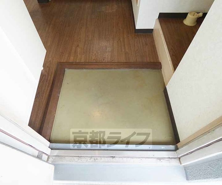 京都府京都市伏見区桃山町鍋島の賃貸マンションの玄関