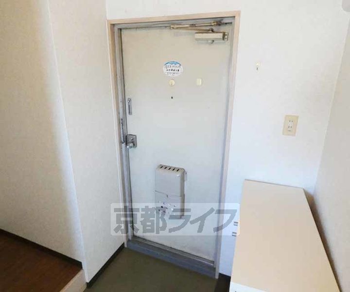 京都府京都市伏見区桃山町鍋島の賃貸マンションの玄関