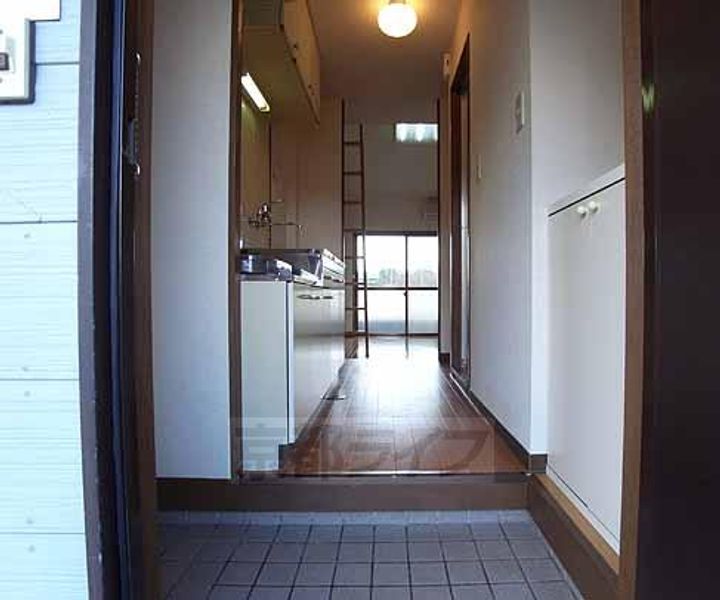京都府宇治市広野町一里山の賃貸マンションの玄関