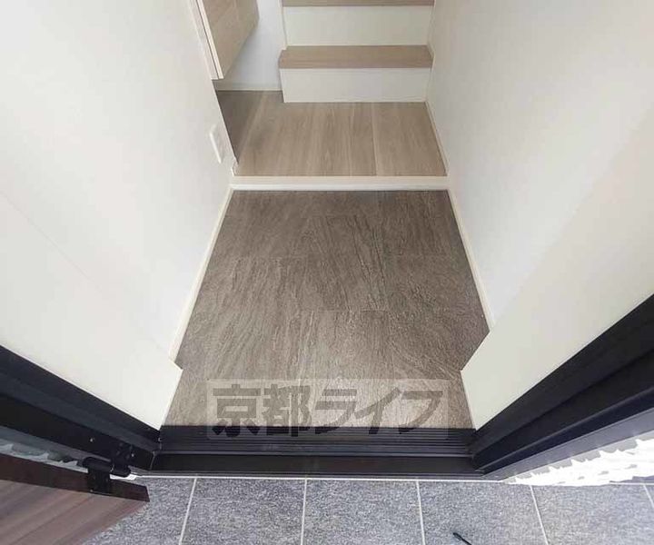 京都府京都市南区久世築山町の賃貸アパートの玄関