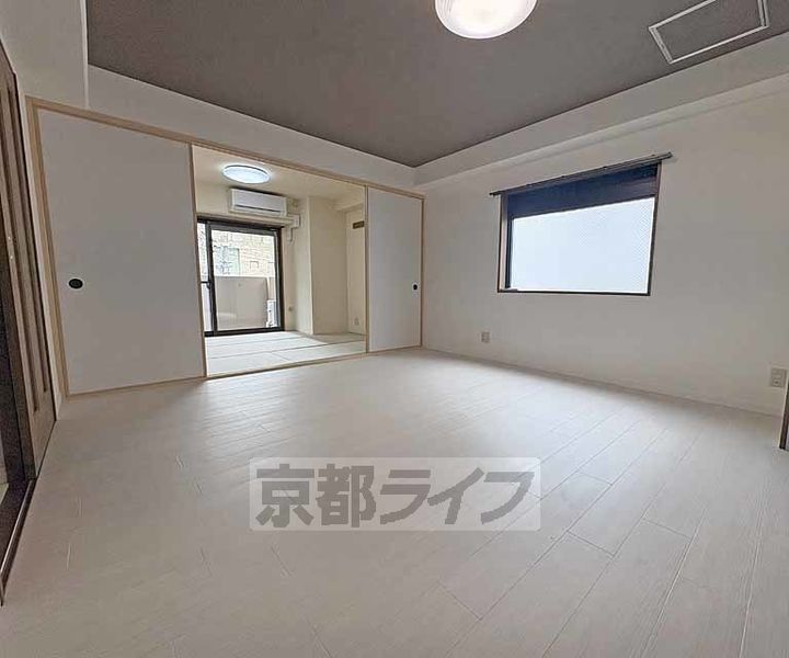 京都府京都市中京区亀屋町の賃貸マンションの居間