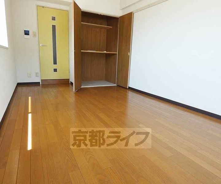京都府京都市伏見区深草開土町の賃貸マンションの居間