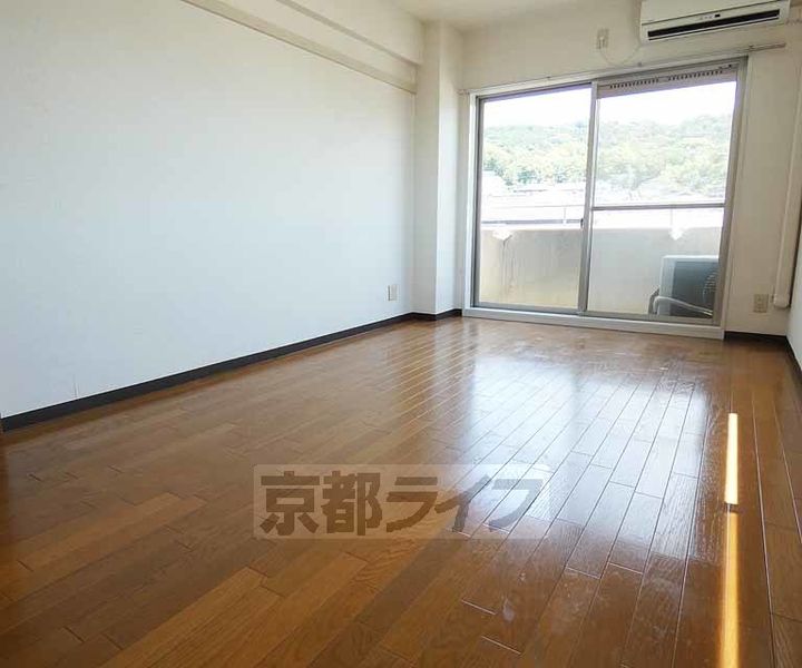 京都府京都市伏見区深草開土町の賃貸マンションの居間