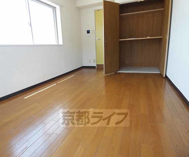 京都府京都市伏見区深草開土町の賃貸マンションの居間