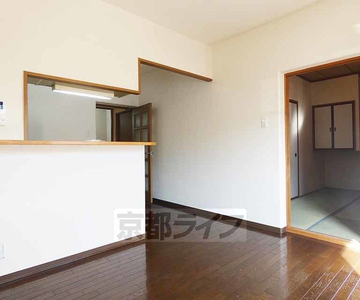 京都府京都市伏見区城通町の賃貸マンションの居間