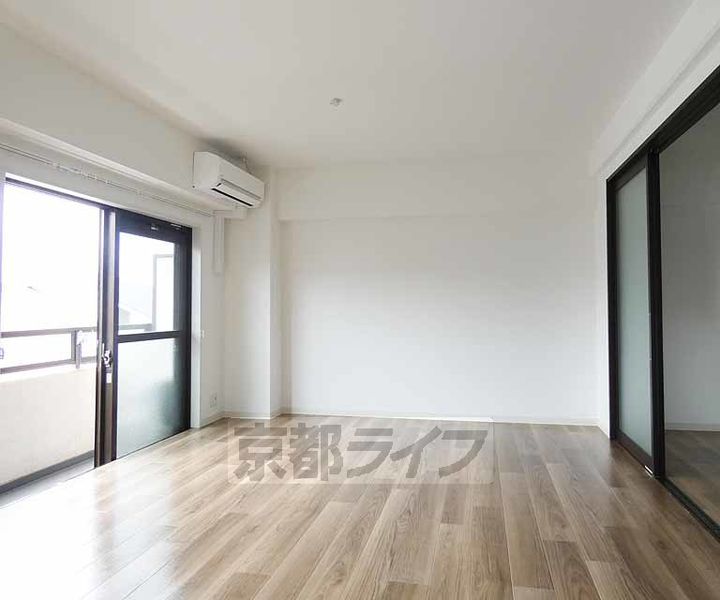 桃栄マンションの居間