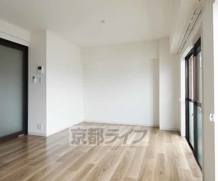 桃栄マンションの居間