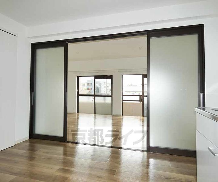 桃栄マンションの居間