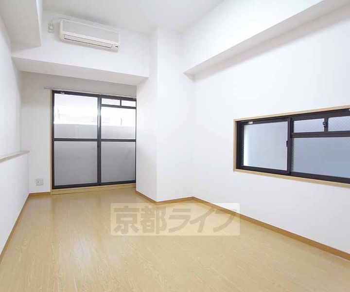 アンピール伏見桃山306の居間